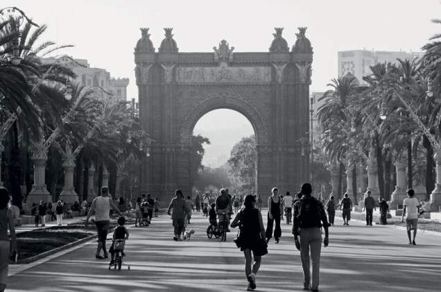 “Esse é o Arco do Triunfo de Barcelona, que fica na entrada do Parc de la Ciutadella, pertinho de <strong>Barceloneta</strong>. Fiz a foto no fim de tarde de um domingo tranquilo, com os catalães indo e vindo.”<strong>— Simone Gonzalez</strong>, Campinas, SP