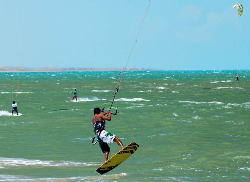 Os kitesurfistas decolam sobre o Atlântico cearense