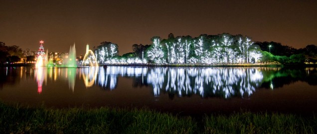 O Lago do Ibirapuera com suas águas dançantes em versão natalina e a árvore com a estrela a iluminar o caminho