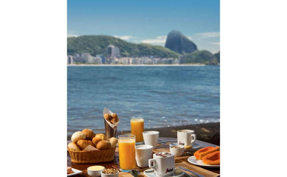 Café da manhã com vista panorâmica, uma das atrações do Forte de Copacabana