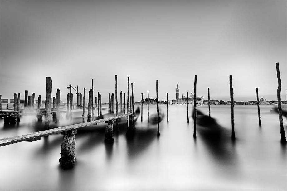 <a href="https://bit.ly/terra_mundi" rel="TERRA MUNDI" target="_blank"><strong>TERRA MUNDI </strong></a>(11/3060-5800)<strong>O QUE ELA FAZ POR VOCÊ:</strong> Leva à Islândia em viagens personalizadas.<strong>PACOTE:</strong> Retirado o carro em Keflavík, a rota de 2 000 km pela terra do gelo tem seis noites em hotéis midscale, a primeira no vilarejo de Hveragerði. De lá, cascatas e lagos glaciais ladeiam o caminho para Hella, destino das outras duas noites. O tour continua com duas noites em Saurbaer e a saideira em <a href="https://viajeaqui.abril.com.br/cidades/islandia-reykjavik" rel="Reykjavík" target="_blank">Reykjavík</a>. Desde € 3 286. <a href="https://bit.ly/terra_mundi" rel="TERRA MUNDI" target="_blank"><strong>TERRA MUNDI </strong></a>(11/3060-5800)<strong>O QUE ELA FAZ POR VOCÊ:</strong> Leva à Islândia em viagens personalizadas.<strong>PACOTE:</strong> Retirado o carro em Keflavík, a rota de 2 000 km pela terra do gelo tem seis noites em hotéis midscale, a primeira no vilarejo de Hveragerði. De lá, cascatas e lagos glaciais ladeiam o caminho para Hella, destino das outras duas noites. O tour continua com duas noites em Saurbaer e a saideira em <a href="https://viajeaqui.abril.com.br/cidades/islandia-reykjavik" rel="Reykjavík" target="_blank">Reykjavík</a>. Desde € 3 286.