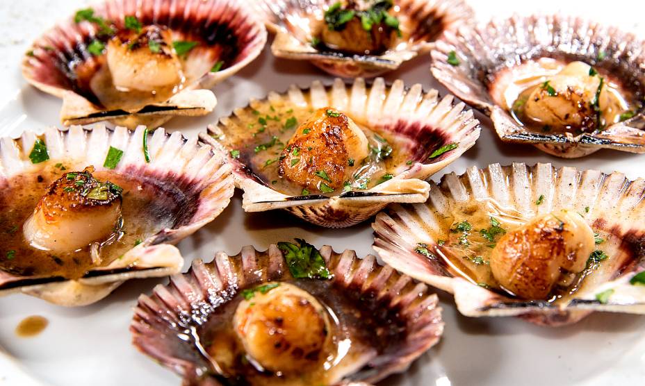 Vieiras Peruanas grelhadas com um toque de limão e salsinha fresca do Ernesto Ristorante, em Curitiba