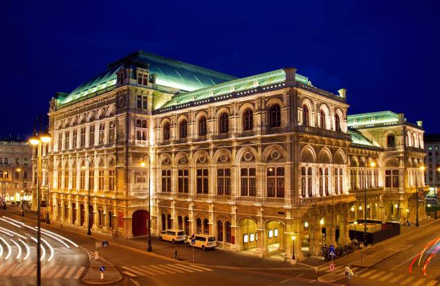 <strong><a href="https://www.wiener-staatsoper.at/" target="_blank" rel="noopener">Viena State Opera House</a>, <a href="https://viajeaqui.abril.com.br/cidades/austria-viena" target="_blank" rel="noopener">Viena</a>, <a href="https://viajeaqui.abril.com.br/paises/austria" target="_blank" rel="noopener">Áustria</a></strong> Erguido em estilo neo-renascentista no século XIX, esse edifício faz jus à atmosfera cultural que paira em muitas cidades da Europa. Marcado como a primeira construção da cidade dedicada a receber apresentações de ópera, o teatro foi palco de obras marcantes, como <em>Don Giovanni </em>de Mozart. Alvo de bombardeios durante a Segunda Guerra Mundial, comandados sobretudo pelos Estados Unidos, o edifício soube se reeguer e hoje abriga concertos da Orquestra Filarmônica de Viena <strong><a href="https://www.wiener-staatsoper.at/" target="_blank" rel="noopener">Viena State Opera House</a>, <a href="https://viajeaqui.abril.com.br/cidades/austria-viena" target="_blank" rel="noopener">Viena</a>, <a href="https://viajeaqui.abril.com.br/paises/austria" target="_blank" rel="noopener">Áustria</a></strong> Erguido em estilo neo-renascentista no século XIX, esse edifício faz jus à atmosfera cultural que paira em muitas cidades da Europa. Marcado como a primeira construção da cidade dedicada a receber apresentações de ópera, o teatro foi palco de obras marcantes, como <em>Don Giovanni </em>de Mozart. Alvo de bombardeios durante a Segunda Guerra Mundial, comandados sobretudo pelos Estados Unidos, o edifício soube se reeguer e hoje abriga concertos da Orquestra Filarmônica de Viena