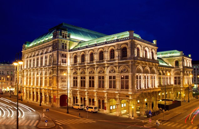 <strong><a href="https://www.wiener-staatsoper.at/" target="_blank" rel="noopener">Viena State Opera House</a>, <a href="https://viajeaqui.abril.com.br/cidades/austria-viena" target="_blank" rel="noopener">Viena</a>, <a href="https://viajeaqui.abril.com.br/paises/austria" target="_blank" rel="noopener">Áustria</a></strong> Erguido em estilo neo-renascentista no século XIX, esse edifício faz jus à atmosfera cultural que paira em muitas cidades da Europa. Marcado como a primeira construção da cidade dedicada a receber apresentações de ópera, o teatro foi palco de obras marcantes, como <em>Don Giovanni </em>de Mozart. Alvo de bombardeios durante a Segunda Guerra Mundial, comandados sobretudo pelos Estados Unidos, o edifício soube se reeguer e hoje abriga concertos da Orquestra Filarmônica de Viena
