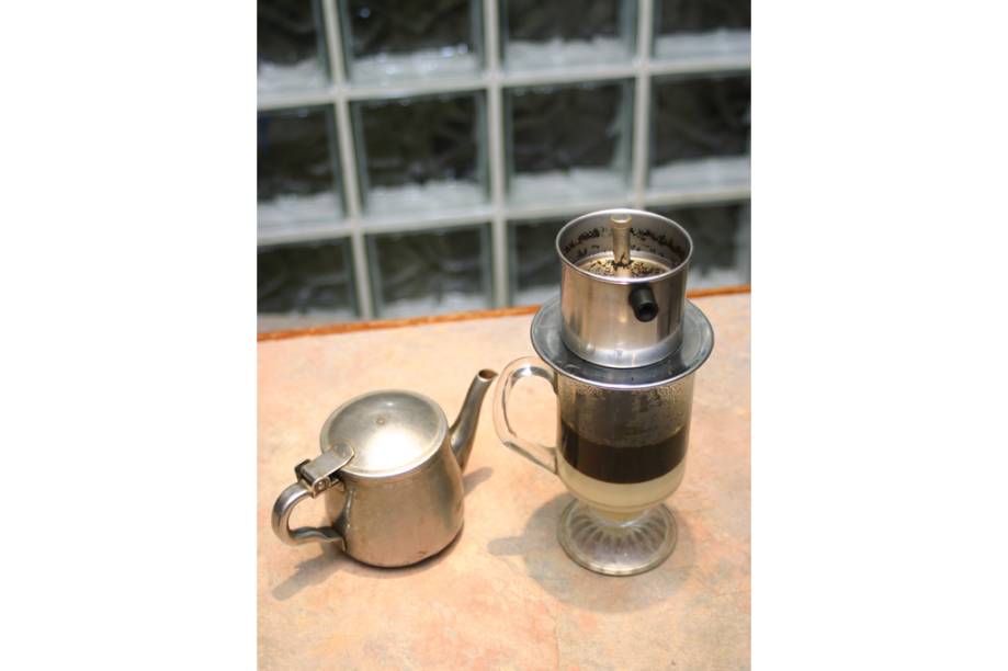 O <a href="https://viajeaqui.abril.com.br/paises/vietna" rel="Vietnã" target="_blank"><strong>Vietnã</strong></a> é o principal produtor da variedade de <strong>café</strong> <em>robusta</em>, mais amargo e com mais cafeína do que a variedade <em>arabica</em>, a mais cultivada aqui no <a href="https://viajeaqui.abril.com.br/paises/brasil" rel="Brasil" target="_blank">Brasil</a>. Uma das bebidas vietnamitas tradicionais é o <strong>ca phe sua da</strong> (foto), café misturado com leite condensado servido gelado O <a href="https://viajeaqui.abril.com.br/paises/vietna" rel="Vietnã" target="_blank"><strong>Vietnã</strong></a> é o principal produtor da variedade de <strong>café</strong> <em>robusta</em>, mais amargo e com mais cafeína do que a variedade <em>arabica</em>, a mais cultivada aqui no <a href="https://viajeaqui.abril.com.br/paises/brasil" rel="Brasil" target="_blank">Brasil</a>. Uma das bebidas vietnamitas tradicionais é o <strong>ca phe sua da</strong> (foto), café misturado com leite condensado servido gelado