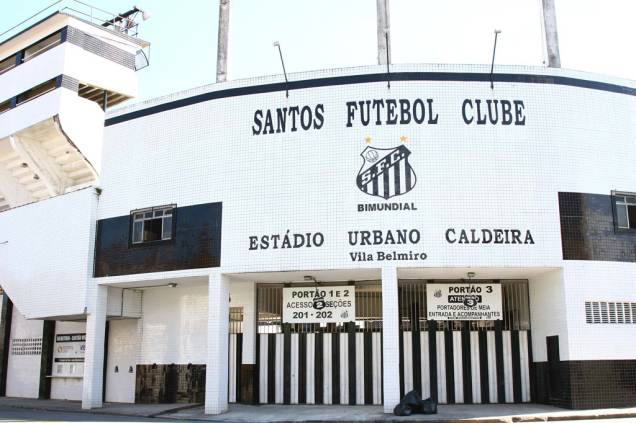 <strong><a href="https://viajeaqui.abril.com.br/estabelecimentos/br-sp-santos-atracao-linha-conheca-santos" rel="Linha Conheça Santos" target="_blank">Linha Conheça Santos</a>, em</strong> <a href="https://viajeaqui.abril.com.br/cidades/br-sp-santos" rel="Santos (SP)" target="_blank"><strong>Santos (SP)</strong></a> Aos fins de semana e feriados, a Linha Conheça Santos percorre pontos importantes da cidade: Vila Belmiro, Praça Mauá, <a href="https://viajeaqui.abril.com.br/estabelecimentos/br-sp-santos-atracao-monte-serrat" target="_blank">Monte Serrat</a>, <a href="https://viajeaqui.abril.com.br/estabelecimentos/br-sp-santos-atracao-aquario-de-santos" target="_blank">Aquário</a> e <a href="https://viajeaqui.abril.com.br/estabelecimentos/br-sp-santos-atracao-fundacao-pinacoteca-benedicto-calixto" target="_blank">Pinacoteca</a>. De lá também parte o roteiro “Morros”, em sábados alternados, às 15h30. O passeio faz paradas para assistir a apresentações de um grupo de ciganos e de descendentes de portugueses da Ilha da Madeira. Outra rota é a “Zona Noroeste” que acontece um sábado por mês. O passeio passa pelo Jardim Botânico e leva até o sítio arqueológico Engenho São Jorge dos Erasmos, também com saída às 15h30. É necessário reservar. <strong>Quando: </strong>finais de semana e feriados. Saídas de hora em hora, entre 9h e 17h, da Pça. das Bandeiras, no Gonzaga. <strong>Quanto:</strong> R$ 10. O ingresso dá direito a reembarques. <strong><a href="https://viajeaqui.abril.com.br/estabelecimentos/br-sp-santos-atracao-linha-conheca-santos" rel="Linha Conheça Santos" target="_blank">Linha Conheça Santos</a>, em</strong> <a href="https://viajeaqui.abril.com.br/cidades/br-sp-santos" rel="Santos (SP)" target="_blank"><strong>Santos (SP)</strong></a> Aos fins de semana e feriados, a Linha Conheça Santos percorre pontos importantes da cidade: Vila Belmiro, Praça Mauá, <a href="https://viajeaqui.abril.com.br/estabelecimentos/br-sp-santos-atracao-monte-serrat" target="_blank">Monte Serrat</a>, <a href="https://viajeaqui.abril.com.br/estabelecimentos/br-sp-santos-atracao-aquario-de-santos" target="_blank">Aquário</a> e <a href="https://viajeaqui.abril.com.br/estabelecimentos/br-sp-santos-atracao-fundacao-pinacoteca-benedicto-calixto" target="_blank">Pinacoteca</a>. De lá também parte o roteiro “Morros”, em sábados alternados, às 15h30. O passeio faz paradas para assistir a apresentações de um grupo de ciganos e de descendentes de portugueses da Ilha da Madeira. Outra rota é a “Zona Noroeste” que acontece um sábado por mês. O passeio passa pelo Jardim Botânico e leva até o sítio arqueológico Engenho São Jorge dos Erasmos, também com saída às 15h30. É necessário reservar. <strong>Quando: </strong>finais de semana e feriados. Saídas de hora em hora, entre 9h e 17h, da Pça. das Bandeiras, no Gonzaga. <strong>Quanto:</strong> R$ 10. O ingresso dá direito a reembarques.