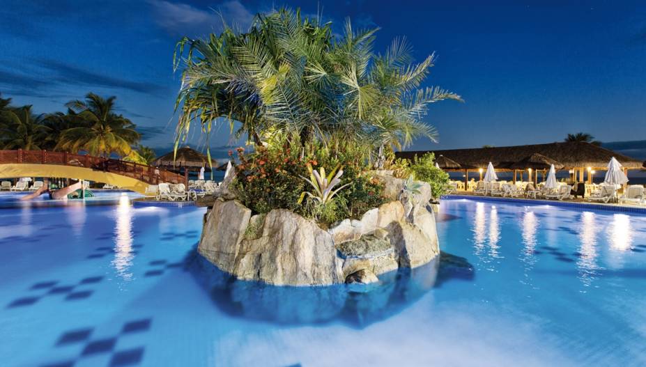 <a href="https://viajeaqui.abril.com.br/estabelecimentos/br-rj-angra-dos-reis-hospedagem-vila-gale-eco-resort-de-angra" rel="VILA GALÉ ECO RESORT" target="_blank"><strong>VILA GALÉ ECO RESORT</strong></a>Primeiro resort de <a href="https://viajeaqui.abril.com.br/cidades/br-rj-angra-dos-reis" rel="Angra dos Reis" target="_blank">Angra dos Reis</a>, este quatro-estrelas all-inclusive ostenta, além da praia privativa, uma grande piscina, jacuzzi ao ar livre, cinco restaurantes e quadras de tênis e de areia. Em pacotes de cinco noites, o hotel programa para o Réveillon um jantar de gala, fogos, show ao vivo e DJ.<strong>Quando:</strong> em 27 de dezembro<strong>Quanto:</strong> desde R$ 9 958 por casal<strong>Quanto: </strong>duas de até 12 anos no quarto dos pais, grátis