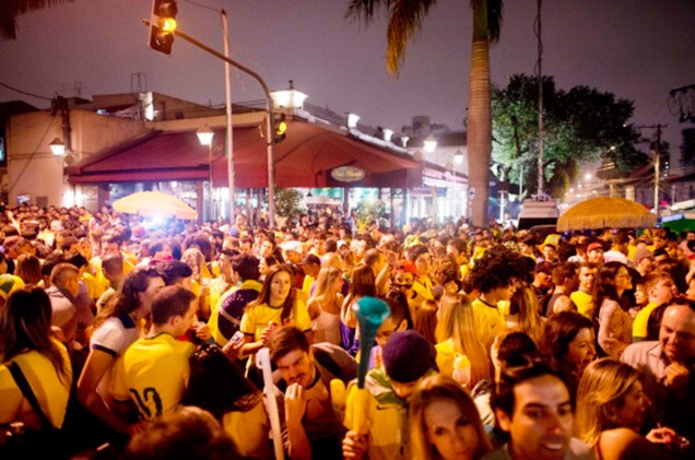 Cruzamento das Ruas Aspicuelta e Mourato Coelho, na Vila Madalena, em dia de jogo da Copa do Mundo de 2014