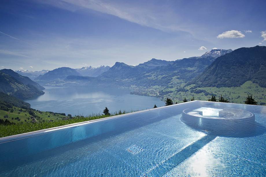 Charmoso e cercado por montanhas, o hotel é uma ótima pedida para casais. Sua atmosfera romântica se faz presente na decoração delicada. Do alto de sua linda piscina externa e aquecida, é possível avistar os Alpes <em><a href="https://www.booking.com/hotel/ch/villa-honegg.pt-br.html?aid=332455&label=viagemabril-as-piscinas-mais-incriveis-do-mundo" target="_blank">Veja os preços do Villa Honegg Hotel no Booking.com</a></em> Charmoso e cercado por montanhas, o hotel é uma ótima pedida para casais. Sua atmosfera romântica se faz presente na decoração delicada. Do alto de sua linda piscina externa e aquecida, é possível avistar os Alpes <em><a href="https://www.booking.com/hotel/ch/villa-honegg.pt-br.html?aid=332455&label=viagemabril-as-piscinas-mais-incriveis-do-mundo" target="_blank">Veja os preços do Villa Honegg Hotel no Booking.com</a></em>