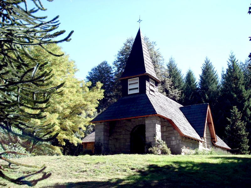 Villa La Angostura - Capela - Ruta de los Siete Lagos - Argentina - Wikimedia Commons - Arcibel