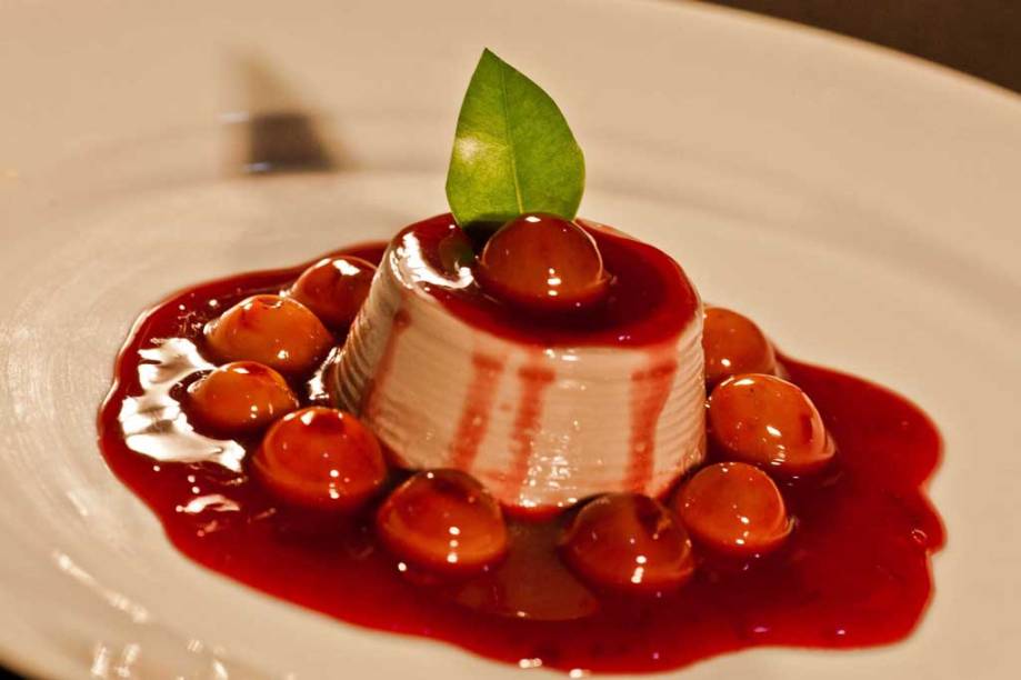 Doçura macia de uvas com molho de vinho e uvas rubi é a sobremesa servida na 7.ª edição da Brasília Restaurant Week, na <a href="https://viajeaqui.abril.com.br/estabelecimentos/br-df-brasilia-restaurante-villa-borghese" rel="Villa Borghese"><strong>Villa Borghese</strong></a>