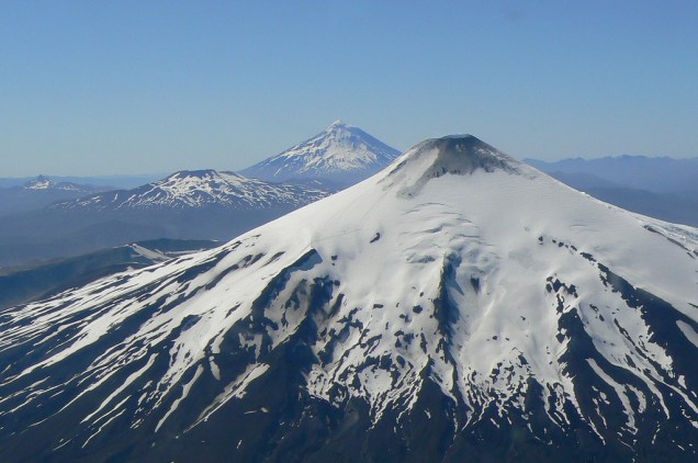 Vulcões Villarrica, Quetrupillan e Lanín, no sul do Chile