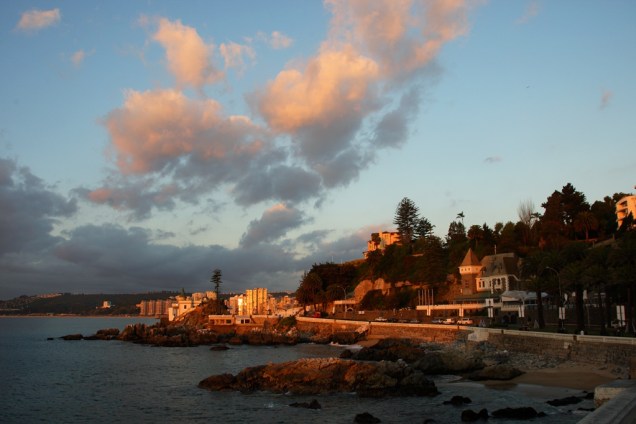 A orla de Viña del Mar é repleta de restaurantes e hotéis