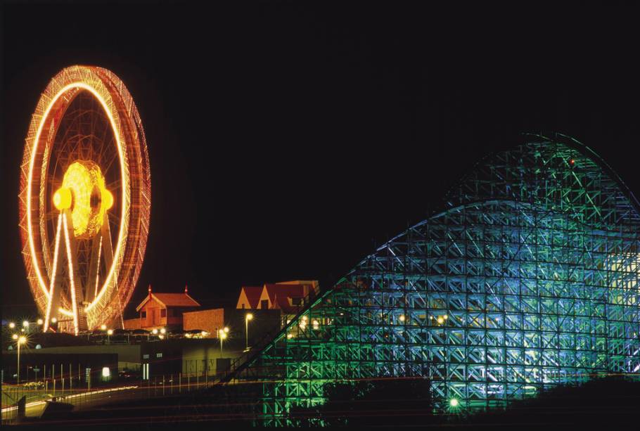 Giranda Mundi e Montezum do parque de diversão Hopi Hari