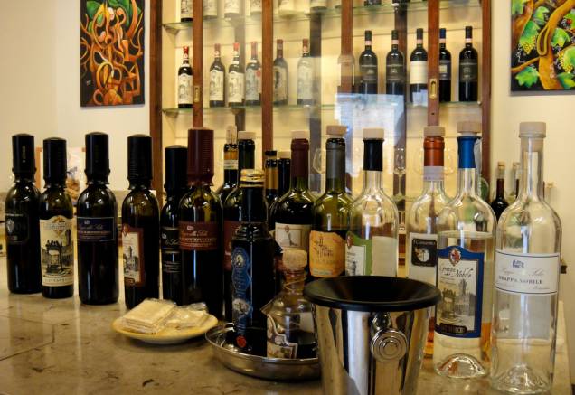 <a href="https://viajeaqui.abril.com.br/cidades/italia-montepulciano" rel="Montepulciano" target="_blank">Montepulciano</a> tem outra atração turística: O <em>Vino Nobile</em>, um dos mais apreciados internacionalmente, é um dos vinhos italianos mais antigos.Hoje os rótulos mais conhecidos e valorizados são <em>Rosso di Montepulciano</em>, <em>Nobile di Montepulciano</em> e <em>Nobile di Montepulciano Riserva</em>, produzidos com outra variedade da uva Sangiovese chamada <em>Prugnolo gentile</em>. São vinhos de corpo médio e aromas e sabor de cereja e ameixa.Faça outro tour de visita e degustação guiadas pelas várias vinícolas que integram o <em>Consorzio del Vino Nobile di Montepulciano</em> na Strada del Vino Nobile di Montepulciano (Piazza Grande, 7, +39(578)717484, <a href="mailto:info@stradavinonobile.it">info@stradavinonobile.it</a>). <a href="https://viajeaqui.abril.com.br/cidades/italia-montepulciano" rel="Montepulciano" target="_blank">Montepulciano</a> tem outra atração turística: O <em>Vino Nobile</em>, um dos mais apreciados internacionalmente, é um dos vinhos italianos mais antigos.Hoje os rótulos mais conhecidos e valorizados são <em>Rosso di Montepulciano</em>, <em>Nobile di Montepulciano</em> e <em>Nobile di Montepulciano Riserva</em>, produzidos com outra variedade da uva Sangiovese chamada <em>Prugnolo gentile</em>. São vinhos de corpo médio e aromas e sabor de cereja e ameixa.Faça outro tour de visita e degustação guiadas pelas várias vinícolas que integram o <em>Consorzio del Vino Nobile di Montepulciano</em> na Strada del Vino Nobile di Montepulciano (Piazza Grande, 7, +39(578)717484, <a href="mailto:info@stradavinonobile.it">info@stradavinonobile.it</a>).