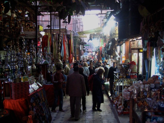 <strong>Khan el-Kalili, Cairo, Egito</strong>Localizado próximo à histórica mesquita de Al-Azhar,o Khan-el-Kalili é virtualmente um labirinto de lojas, cafés e restaurantes onde pode-se encontrar narguilés, especiarias, tecidos, lustres e muito, muito mais. A atmosfera caótica e ruidosa do <a href="https://viajeaqui.abril.com.br/cidades/egito-cairo" target="_blank" rel="noopener">Cairo </a>é amplificada neste <em>souq</em>, o clássico mercado árabe, que tem suas origens no século 14. Como tudo no <a href="https://viajeaqui.abril.com.br/paises/egito" target="_blank" rel="noopener">Egito</a>, nada aqui tem etiqueta de preço, portanto prepare-se para longas negociações