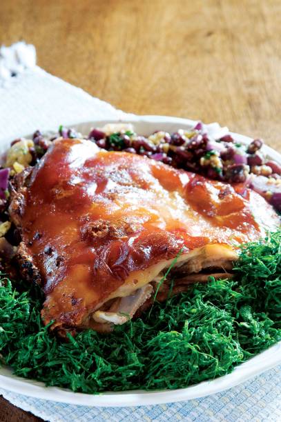 <strong>11. Leitão à pururuca</strong>A receita trazida pelos portugueses ganhou fama em Minas Gerais pelo sabor e tempero. Em alguns restaurantes, o leitão chega à mesa acompanhado de arroz branco, farofa, feijão-tropeiro e couve