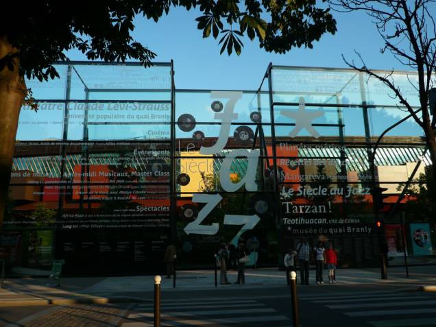 O Museu Quai-Branly, praticamente aos pés da torre Eiffel, é um dos melhores novos museus de Paris O Museu Quai-Branly, praticamente aos pés da torre Eiffel, é um dos melhores novos museus de Paris