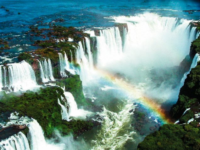Vista aérea das Cataratas do Iguaçu, com a Garganta do Diabo ao fundo