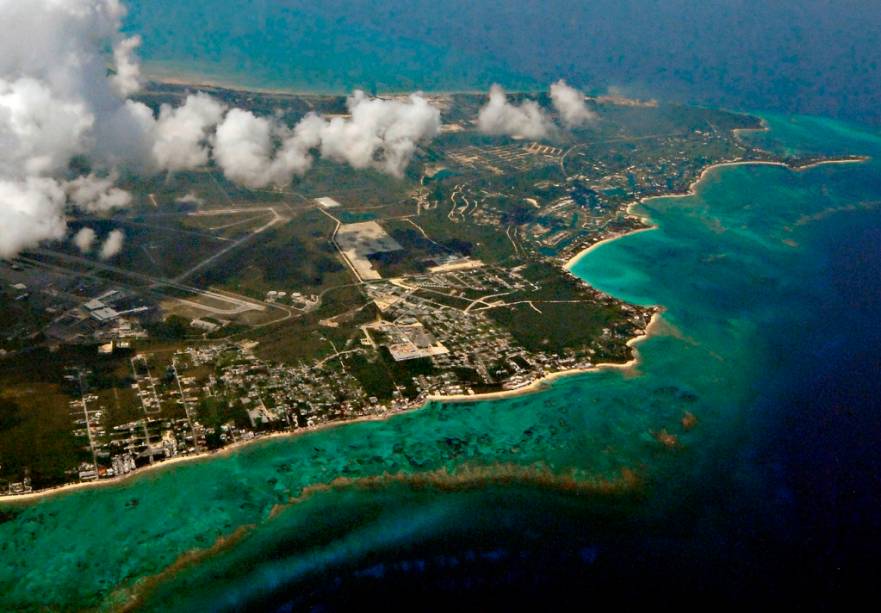 Vista aérea de ilha do arquipélago das Bahamas