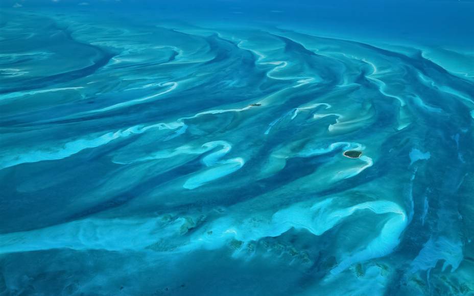 Vista aérea do arquipélago das Bahamas, com o típico azul caribenho