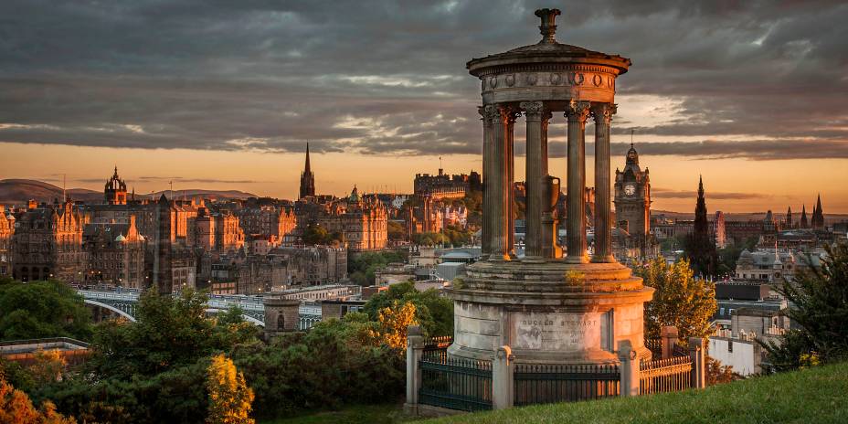 <strong>EDIMBURGO ECONÔMICA</strong>                        Em Edimburgo, a capital escocesa que mescla tradição e modernidade, as seis noites são no <a href="https://www.tunehotels.com/my/en/our-hotels/edinburgh-scotland" rel="Tune" target="_blank">Tune</a>, em frente à estação de trem de Haymarket.                        <strong>QUANDO:</strong> em setembro                        <strong>QUEM LEVA:</strong> <a href="https://www.submarinoviagens.com.br/index.aspx" rel="Submarino" target="_blank">Submarino</a>                        <strong>QUANTO:</strong> US$ 749