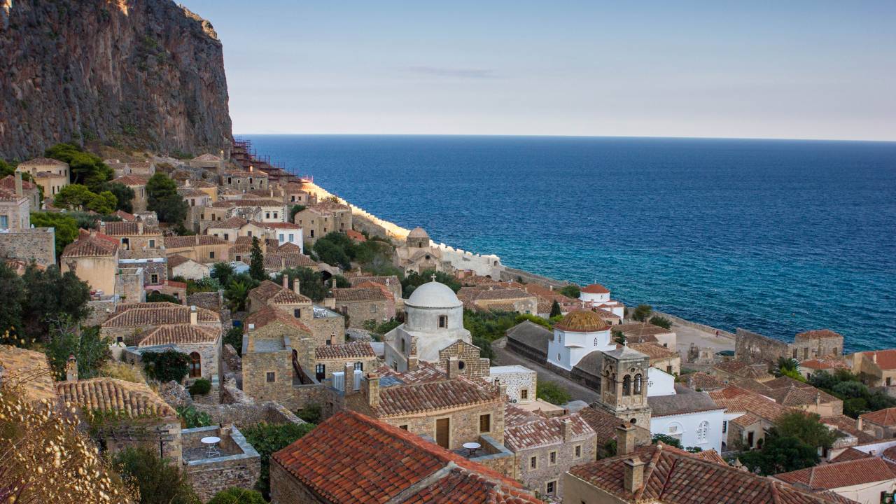 Vista da cidade de Monemvasia no Peloponeso, Grécia
