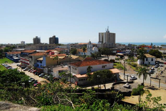 Museu Conceição de Itanhaém, a direita, o Cruzeiro e rampa de acesso ao Convento Nossa Senhora da Conceição, centro histórico da cidade.
