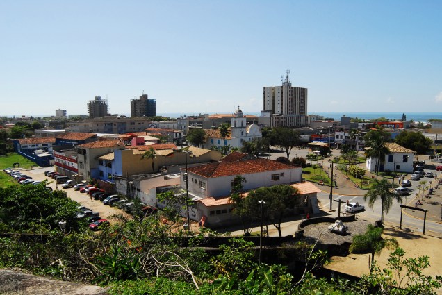 Museu Conceição de Itanhaém, a direita, o Cruzeiro e rampa de acesso ao Convento Nossa Senhora da Conceição, centro histórico da cidade.