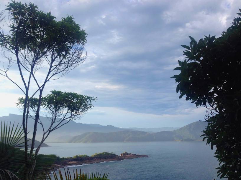 Verde é a cor dominante aqui: nas amplas áreas de Mata Atlântica e no mar. <a href="http://viajeaqui.abril.com.br/cidades/br-sp-ubatuba" rel="Ubatuba" target="_blank">Ubatuba</a>, no litoral norte de São Paulo, atrai famílias, surfistas e quem quer sossego - fora da temporada, há esconderijos quase desertos. Como o da foto acima, da trilha que parte da <a href="http://viajeaqui.abril.com.br/estabelecimentos/br-sp-ubatuba-atracao-praia-da-fortaleza" rel="praia da Fortaleza" target="_blank">praia da Fortaleza</a> para a <a href="http://viajeaqui.abril.com.br/estabelecimentos/br-sp-ubatuba-atracao-praia-do-cedro" rel="praia do Cedro" target="_blank">praia do Cedro</a>