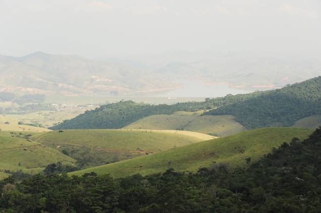 Vista de uma das trilhas do parque Vista de uma das trilhas do parque