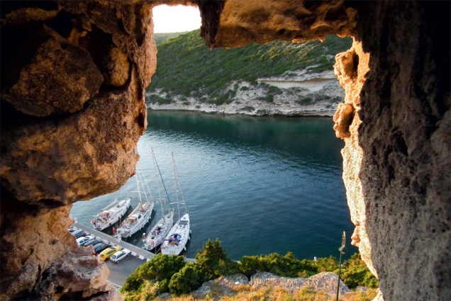 A vista do Mediterrâneo desde as escarpas de Bonifacio