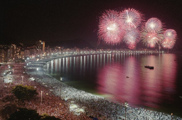 <strong>Sofitel Rio de Janeiro Copacabana – Rio de Janeiro (RJ)</strong><br />  Com vista para a queima de fogos mais famosa do país, o <a href="https://viajeaqui.abril.com.br/estabelecimentos/br-rj-rio-de-janeiro-hospedagem-sofitel-rio-de-janeiro" rel="Sofitel de Copacabana" target="_self">Sofitel de Copacabana</a> programou três opções de festa – nos restaurantes Atlantis, Le Pré Catelan e Bar Horse’s Neck. Em todas elas o jantar terá entrada, prato principal e sobremesa e também diversas bebidas à vontade. OS convidados terão acesso ao <em>Discothèque</em>, espaço com DJ que funcionará de 23h às 4h sem intervalo. Lá os clientes terão Veuve Clicquot à vontade. No fim da night, serão servidas sopas de cebola e de lentilha. De R$ 900 a R$ 2200.<br />  <strong>Onde:</strong> Avenida Atlântica, 4240, Copacabana; <strong>tel.: </strong>(21) 2525-1235