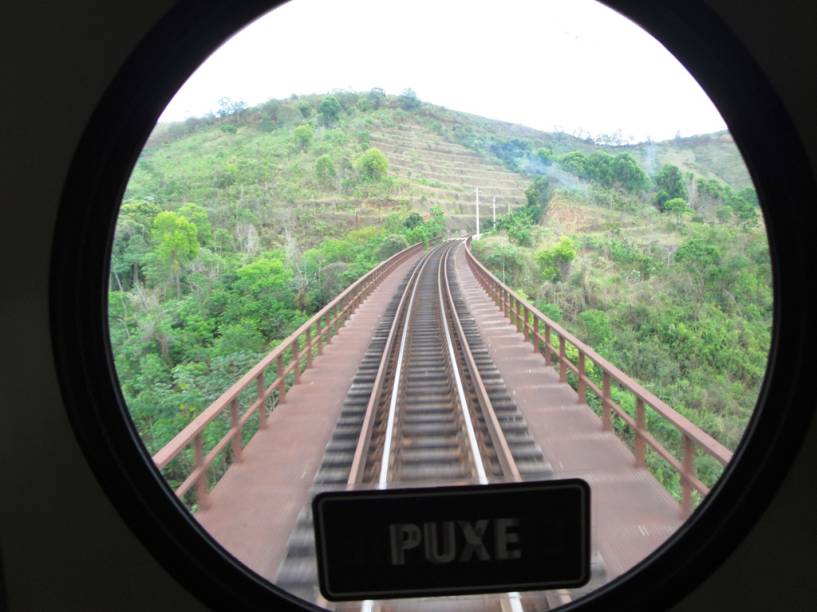 <strong><a href="https://viajeaqui.abril.com.br/estabelecimentos/br-mg-belo-horizonte-atracao-passeio-de-trem-ate-vitoria" rel="Belo Horizonte (MG) até Vitória (ES)" target="_self">Belo Horizonte (MG) até Vitória (ES)</a></strong><br />    <br />    Treze horas e 664 quilômetros separam Belo Horizonte de Cariacica, na região metropolitana de Vitória. No caminho, cidades históricas mineiras são deixadas para trás. São 30 paradas para embarque e desembarque. Saídas diárias de Belo Horizonte às 7h30 com chegada às 20h30 em Vitória, e 7 horas de Vitória, com chegada às 20h10 em Belo Horizonte. O valor da passagem na classe econômica é R$54 e na executiva é R$82