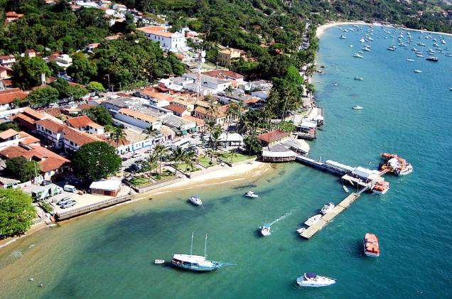 Vista aérea da região central de Ilhabela; a ilha tem quase 30 mil habitantes e é um dos principais destinos de verão no litoral paulista