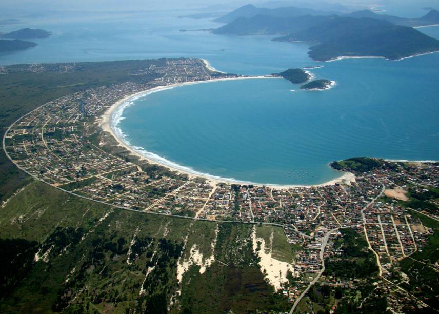 <strong>8. <a href="http://viajeaqui.abril.com.br/estabelecimentos/br-sc-guarda-do-embau-atracao-praia-pedras-altas" rel="Pedras Altas, Palhoça, Santa Catarina" target="_blank">Pedras Altas, Guarda do Embaú, Santa Catarina</a></strong>Os dois costões de vegetação, pedras corpulentas e o mar calmo colaboram para oficializar esta praia - na realidade duas prainhas de 100 metros - como reduto naturista. Lá não é permitida a entrada de pessoas vestidas. O acesso é pela estrada que sai da Enseada do Brito (foto)