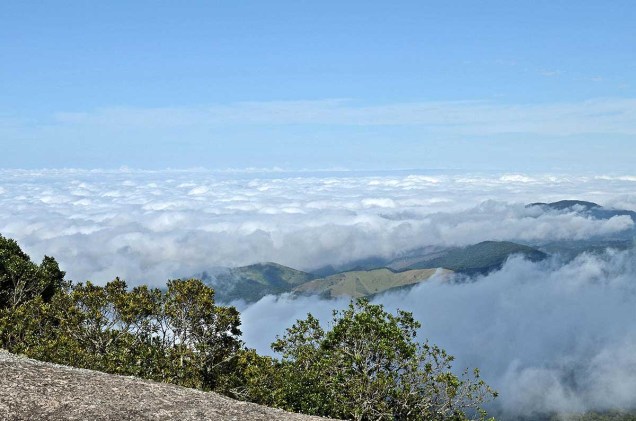 Vista do alto da Pedra Redonda, um dos cartões-postais da região, com 1 930 metros de altitude