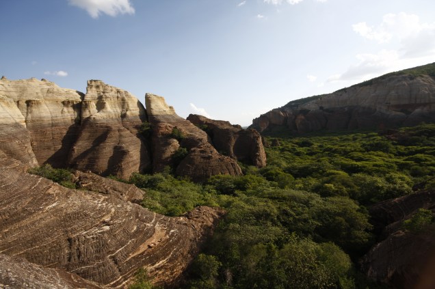 A Serra da Capivara encanta os visitantes com suas camadas de pedra sinuosa, cânions, cactos robustos típicos da caatinga, animais selvagens e pinturas rupestres muito bem conservadas.