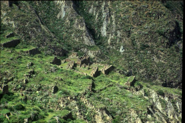<strong>Inskawaya – <a href="https://viajeaqui.abril.com.br/paises/bolivia" rel="Bolívia" target="_blank">Bolívia</a></strong>A extensão da cidade de Inskawara é maior do que a de Machu Picchu, mas está bem menos preservada. Foi construída inicialmente pela cultura Mollo, anterior aos Incas. Estima-se que o assentamento pré-colombiano começou em 800 a.C. Em seu auge, entre 1.145 e 1.425, foi habitada por cerca de 2.500 pessoas