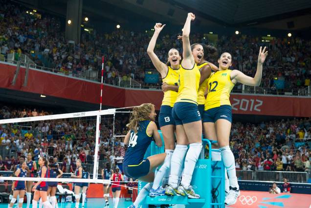 A Seleção Brasileira feminina de volêi comemora o ouro olímpico contra as americanas