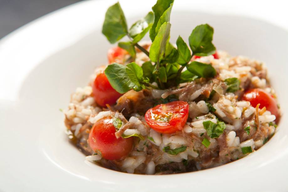 Um dos pratos do almoço do restaurante<strong> <a href="https://viajeaqui.abril.com.br/estabelecimentos/br-rj-rio-de-janeiro-restaurante-vizta-hotel-marina-palace" rel="Vizta">Vizta</a></strong>, servido durante a Rio Restaurant Week, é o risoto com costela e agrião - arroz arbóreo com costela de boi desfiada, agrião e molho de vinho tinto Um dos pratos do almoço do restaurante<strong> <a href="https://viajeaqui.abril.com.br/estabelecimentos/br-rj-rio-de-janeiro-restaurante-vizta-hotel-marina-palace" rel="Vizta">Vizta</a></strong>, servido durante a Rio Restaurant Week, é o risoto com costela e agrião - arroz arbóreo com costela de boi desfiada, agrião e molho de vinho tinto