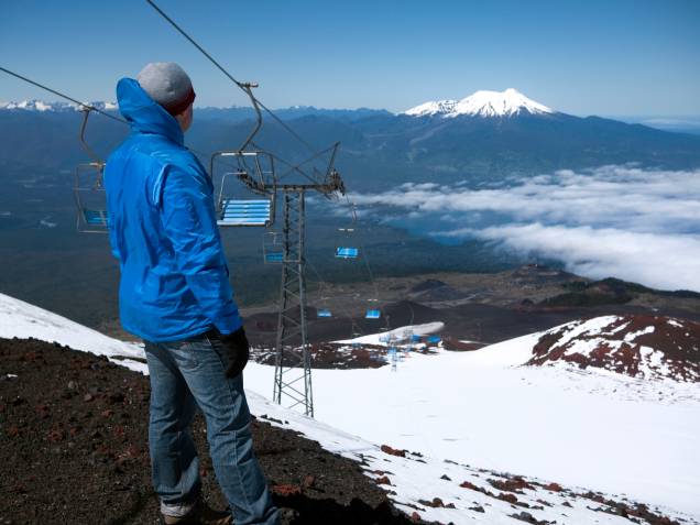 <strong><a href="https://viajeaqui.abril.com.br/estabelecimentos/chile-lagos-andinos-atracao-vulcao-osorno" rel="Volcán Osorno" target="_blank">Volcán Osorno</a>, <a href="https://viajeaqui.abril.com.br/paises/chile" rel="Chile" target="_blank">Chile</a></strong> De cima a baixo são 2.600 metros, os quais esquiadores descem pela encosta sudoeste até alcançarem uma pequena e moderna estação, recentemente aberta e com somente 12 pistas e dois meios de elevação. Osorno ainda é famoso por sua semelhança com o <a href="https://viajeaqui.abril.com.br/estabelecimentos/japao-toquio-atracao-monte-fuji" rel="Monte Fuji" target="_blank">Monte Fuji</a>, no <a href="https://viajeaqui.abril.com.br/paises/japao" rel="Japão" target="_blank">Japão</a>, e por ser um dos mais ativos vulcões da Cordilheira dos Andes, apesar de nenhuma erupção ter ocorrido desde o século 19 <strong><a href="https://viajeaqui.abril.com.br/estabelecimentos/chile-lagos-andinos-atracao-vulcao-osorno" rel="Volcán Osorno" target="_blank">Volcán Osorno</a>, <a href="https://viajeaqui.abril.com.br/paises/chile" rel="Chile" target="_blank">Chile</a></strong> De cima a baixo são 2.600 metros, os quais esquiadores descem pela encosta sudoeste até alcançarem uma pequena e moderna estação, recentemente aberta e com somente 12 pistas e dois meios de elevação. Osorno ainda é famoso por sua semelhança com o <a href="https://viajeaqui.abril.com.br/estabelecimentos/japao-toquio-atracao-monte-fuji" rel="Monte Fuji" target="_blank">Monte Fuji</a>, no <a href="https://viajeaqui.abril.com.br/paises/japao" rel="Japão" target="_blank">Japão</a>, e por ser um dos mais ativos vulcões da Cordilheira dos Andes, apesar de nenhuma erupção ter ocorrido desde o século 19