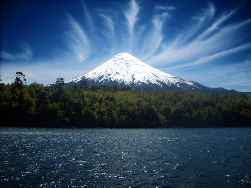 <a href="http://viajeaqui.abril.com.br/cidades/chile-villarrica" target="_blank" rel="noopener"><strong>Villarica, Chile </strong></a> É preciso contratar guia para chegar até seu topo, uma escalada de dificuldade moderada, mas podem haver deslizamentos de rocha. As excursões só acontecem se a montanha estiver em seus dias calmos e é melhor tentar subir no verão, de dezembro a março. Se for à região, torça para que dê para subir até lá: o Villarrica é um dos poucos vulcões do mundo com um lago de lava ativo em seu interior!