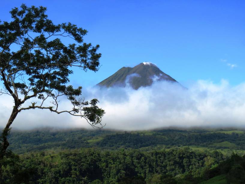<a href="http://viajeaqui.abril.com.br/paises/costa-rica" target="_blank" rel="noopener"><strong>Arenal, Costa Rica </strong></a> Os melhores meses para visitar são fevereiro e março, quando chove menos e há mais chances de ver erupções vulcânicas à distância (se o Arenal estiver ativo no momento, nunca se sabe). Seu nome se deve a ações químicas e físicas na lava que a desfarelaram e se tornaram areia cristalina. Ela ficou depositada na cabeceira do vulcão, que ficou parecendo uma montanha de areia