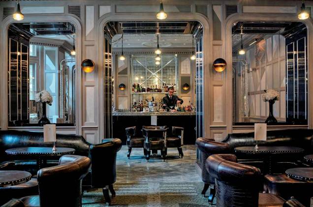 <strong><a href="https://www.the-connaught.co.uk/" rel="Connaught Bar," target="_blank">Connaught Bar,</a> <a href="https://viajeaqui.abril.com.br/cidades/reino-unido-londres" rel="Londres" target="_blank">Londres</a></strong> “Um dos melhores bares do mundo, alia luxo e a típica discrição inglesa, no elegante bairro de Mayfair. Lá você pode apreciar clássicos como Bloody Mary, Manhattan e releituras com bebidas italianas como Martini e Campari.” <strong><a href="https://www.the-connaught.co.uk/" rel="Connaught Bar," target="_blank">Connaught Bar,</a> <a href="https://viajeaqui.abril.com.br/cidades/reino-unido-londres" rel="Londres" target="_blank">Londres</a></strong> “Um dos melhores bares do mundo, alia luxo e a típica discrição inglesa, no elegante bairro de Mayfair. Lá você pode apreciar clássicos como Bloody Mary, Manhattan e releituras com bebidas italianas como Martini e Campari.”