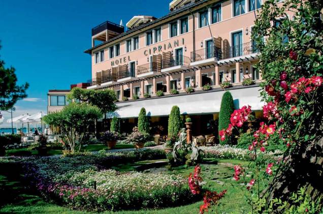 <strong><a href="https://harrysbarvenezia.com" rel="Harry’s Bar do Hotel Cipriani," target="_blank">Harry’s Bar do Hotel Cipriani,</a> <a href="https://viajeaqui.abril.com.br/cidades/italia-veneza" rel="Veneza " target="_blank">Veneza </a></strong> “Foi aqui que Giuseppe Cipriani, inspirado no colorido das obras renascentistas de Giovanni Bellini, criou em 1948 o... Bellini, drinque com prosecco e purê de pêssegos fresquíssimos.” <strong><a href="https://harrysbarvenezia.com" rel="Harry’s Bar do Hotel Cipriani," target="_blank">Harry’s Bar do Hotel Cipriani,</a> <a href="https://viajeaqui.abril.com.br/cidades/italia-veneza" rel="Veneza " target="_blank">Veneza </a></strong> “Foi aqui que Giuseppe Cipriani, inspirado no colorido das obras renascentistas de Giovanni Bellini, criou em 1948 o... Bellini, drinque com prosecco e purê de pêssegos fresquíssimos.”