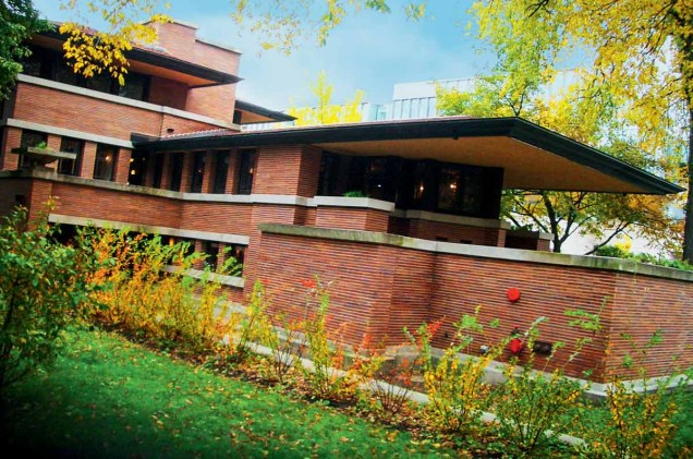 <a href="https://flwright.org/" rel="Casa de Frank Lloyd Wright " target="_blank"><strong>Casa de Frank Lloyd Wright </strong></a>    “Para quem gosta, é um banho de arte e arquitetura. Fica ao lado da Universidade de Chicago, que também tem uma arquitetura gótica inspiradora e é um grande celeiro de prêmios Nobel.” 
