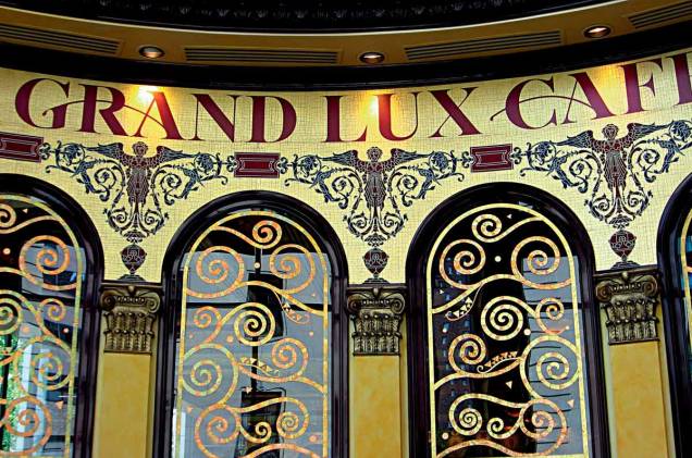 <a href="http://www.grandluxcafe.com/" rel="Grand Lux Cafe " target="_blank"><strong>Grand Lux Cafe </strong></a>    “Ambiente lindo, comida ótima e uma vista bem legal na Michigan Avenue, onde a boa pedida é fazer compras.” 