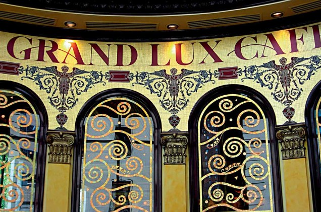<a href="https://www.grandluxcafe.com/" rel="Grand Lux Cafe " target="_blank"><strong>Grand Lux Cafe </strong></a>    “Ambiente lindo, comida ótima e uma vista bem legal na Michigan Avenue, onde a boa pedida é fazer compras.” 