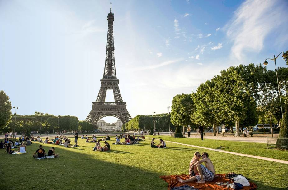 <a href="https://viajeaqui.abril.com.br/estabelecimentos/franca-paris-atracao-torre-eiffel" rel="Champ-de-Mars" target="_blank"><strong>Champ-de-Mars </strong></a> "É a praça mais turística da cidade, bem aos pés da Torre Eiffel. Aqui, vale tudo: empurrar a rolha do Bordeaux pra dentro da garrafa, dar uma dentada no brie, misturar bomba de chocolate e macarons com um Château Margaux entornado do gargalo, lavar a mão com Perrier..." <a href="https://viajeaqui.abril.com.br/estabelecimentos/franca-paris-atracao-torre-eiffel" rel="Champ-de-Mars" target="_blank"><strong>Champ-de-Mars </strong></a> "É a praça mais turística da cidade, bem aos pés da Torre Eiffel. Aqui, vale tudo: empurrar a rolha do Bordeaux pra dentro da garrafa, dar uma dentada no brie, misturar bomba de chocolate e macarons com um Château Margaux entornado do gargalo, lavar a mão com Perrier..."
